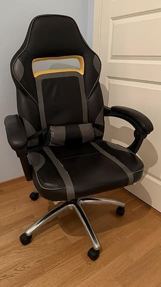 bord med hyllor och spel stol