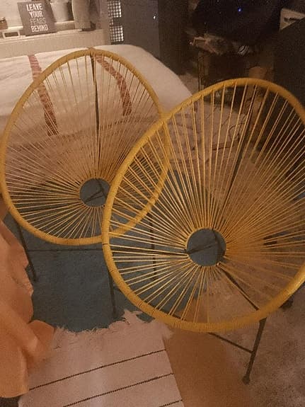 Två gula månstolar – stil, komfort och hållbarhet