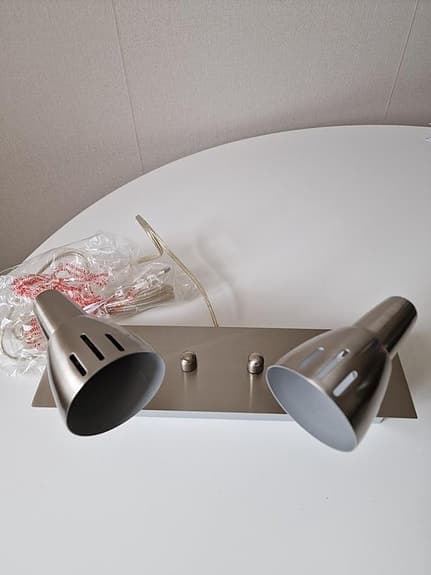 Stålfärgad sänglampa dubbel