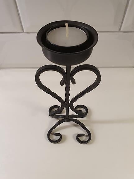 Ljusstake i svart järnsmide med hjärtan