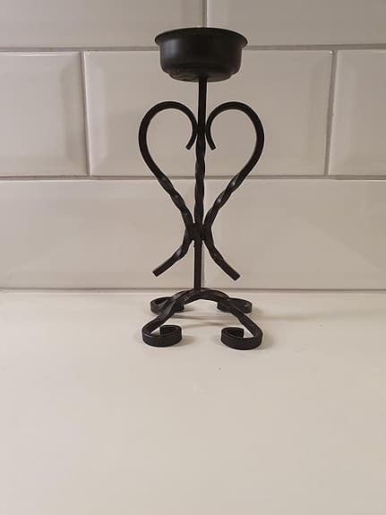 Ljusstake i svart järnsmide med hjärtan