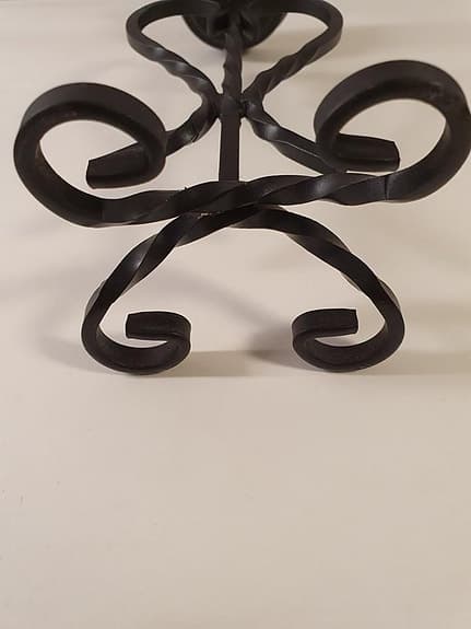 Ljusstake i svart järnsmide med hjärtan