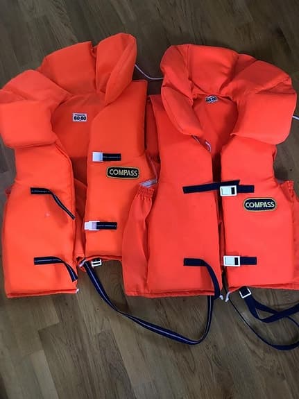 Två st flytvästar 60-80 kg
