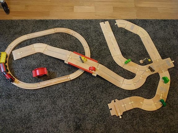 leksaksset,  bilväg och tågräls av trä