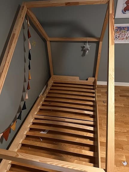Barnsäng med husram och madrass