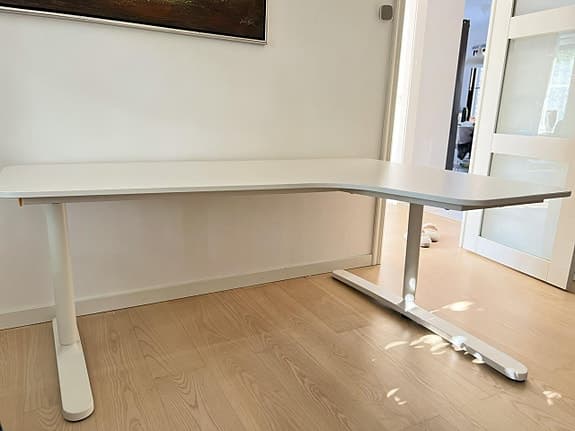 Hörnskrivbord från IKEA – Manuellt justerbar höjd, extra stor arbetsyta
