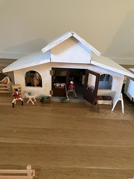 Stall med tillbehör från Schleich