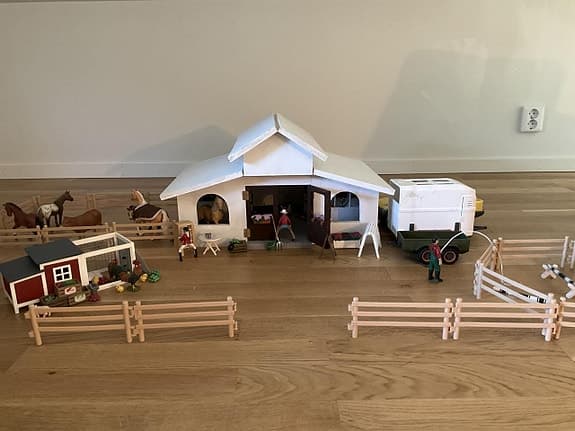 Stall med tillbehör från Schleich