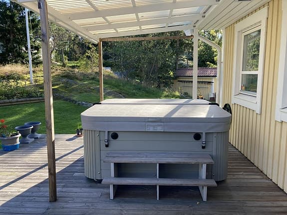 Spabad utomhus vitt med lock och trappa