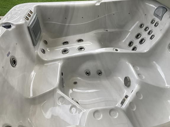 Spabad utomhus vitt med lock och trappa