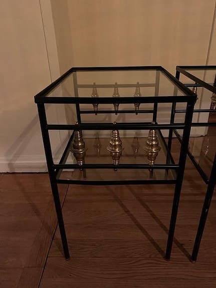 Sängbord eller soffbord svart metall, glas och mässing