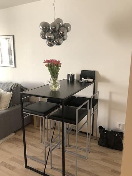 2 barstolar med metallstativ och svart sits