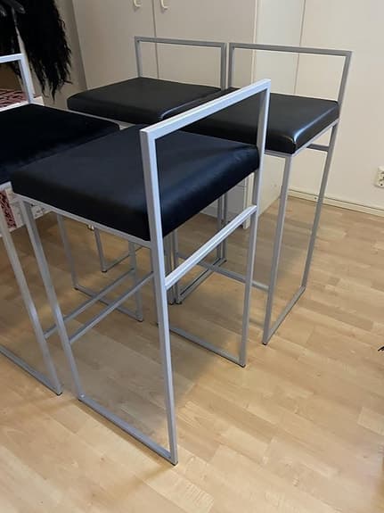 2 barstolar med metallstativ och svart sits