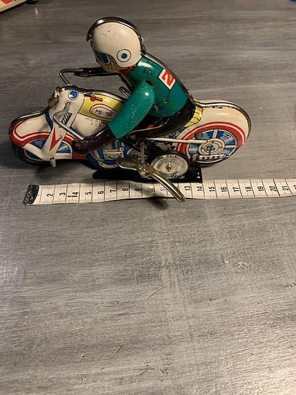 Leksaks motorcykel i plåt av äldre modell