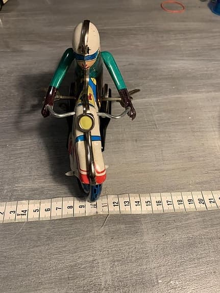 Leksaks motorcykel i plåt av äldre modell