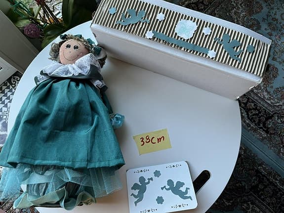 vackert handsytt docka , förpackning, kort /300kr