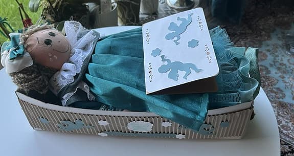 vackert handsytt docka , förpackning, kort /300kr