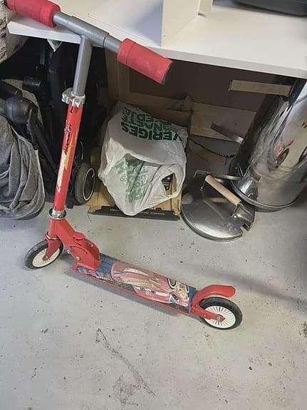 Röd sparkcykel för barn - Bilar