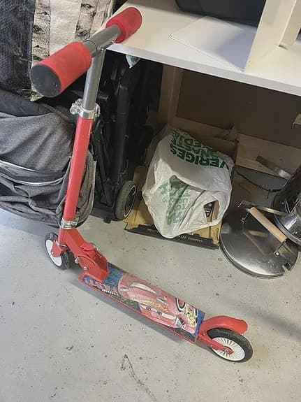 Röd sparkcykel för barn - Bilar
