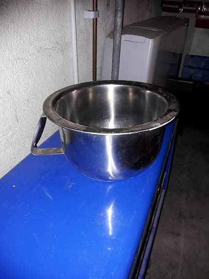 Rostfri potta med handtag.
