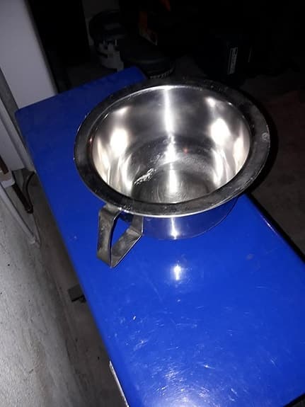 Rostfri potta med handtag.