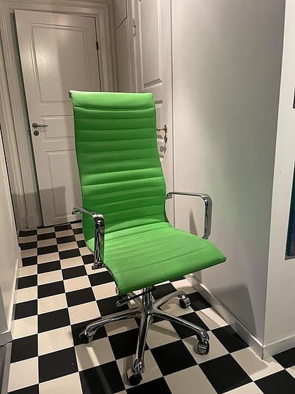 Kontorsstol i konstläder och krom.