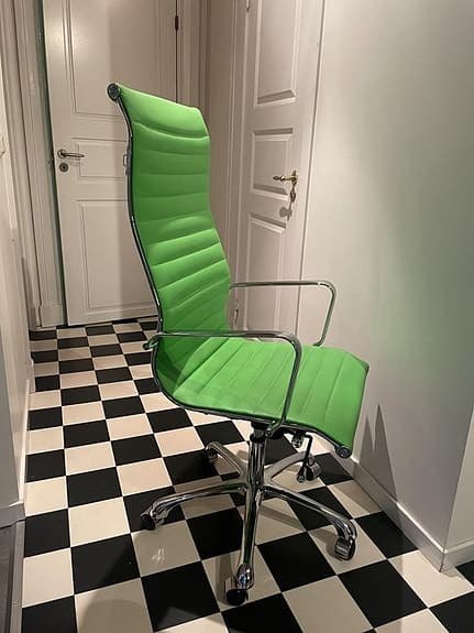 Kontorsstol i konstläder och krom.