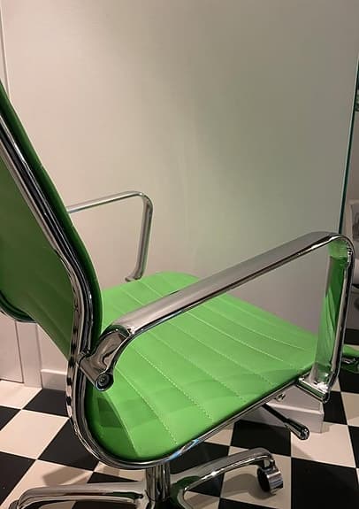 Kontorsstol i konstläder och krom.