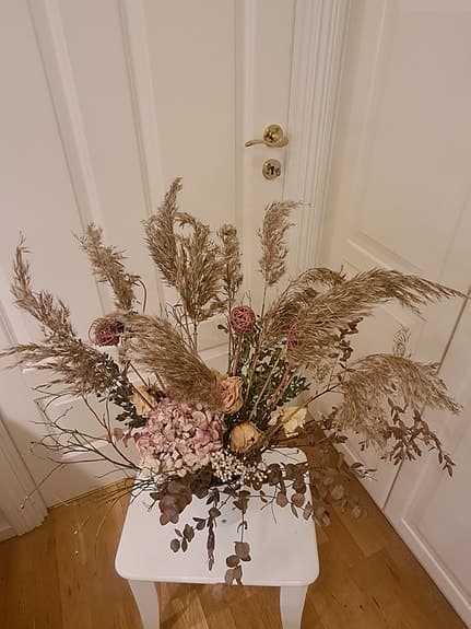 Torkade växter - bukett av rosor, hortensia, blåbärsris, vass, blommor