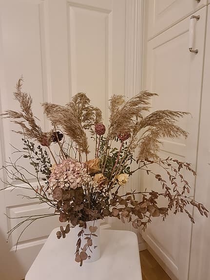 Torkade växter - bukett av rosor, hortensia, blåbärsris, vass, blommor