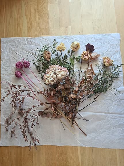 Torkade växter - bukett av rosor, hortensia, blåbärsris, vass, blommor