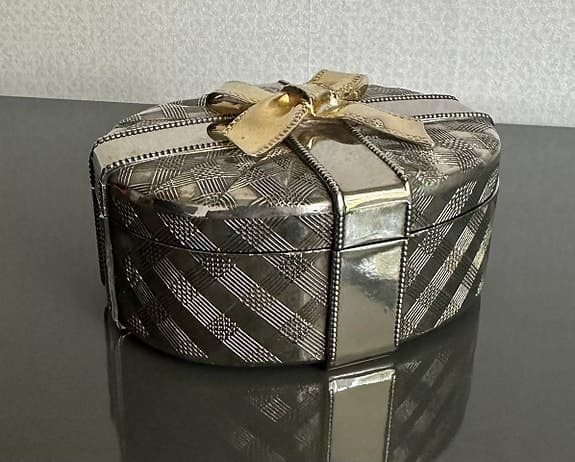 Vacker Vintage Smyckeskrin / Plåtburk – Oval med Guldrose