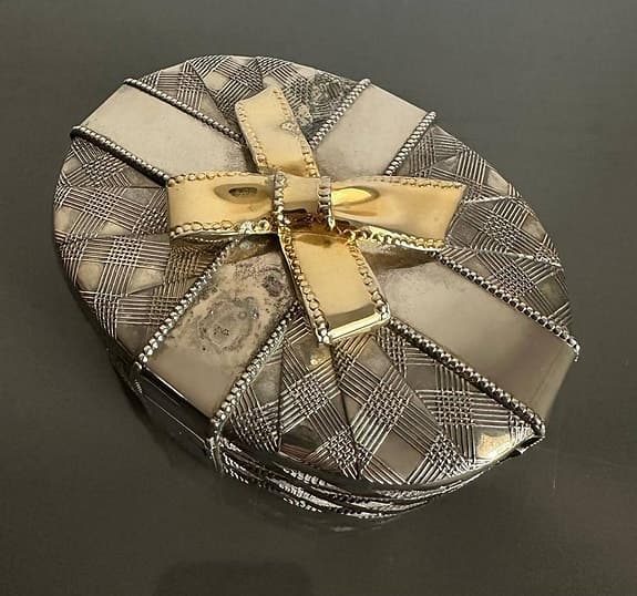 Vacker Vintage Smyckeskrin / Plåtburk – Oval med Guldrose