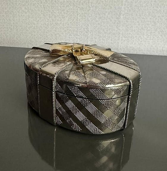 Vacker Vintage Smyckeskrin / Plåtburk – Oval med Guldrose