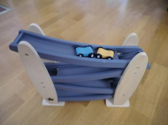 rolig bilbana i trä  2 bilar kids concept sweden sverige