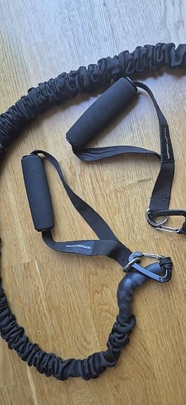 Träningsredskap elastiskt band med handtag