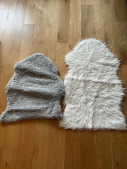 Två små mattor i olika färger