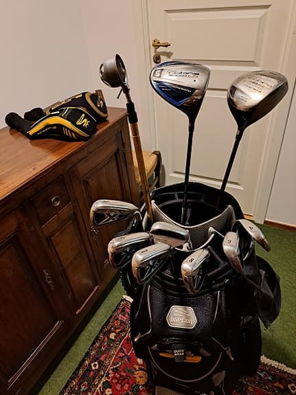 Burton Golfbag med Cobra, Callaway järn, och  bollhåv