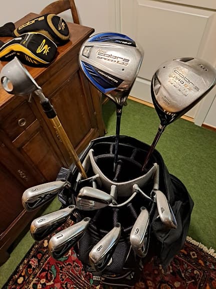 Burton Golfbag med Cobra, Callaway järn, och  bollhåv