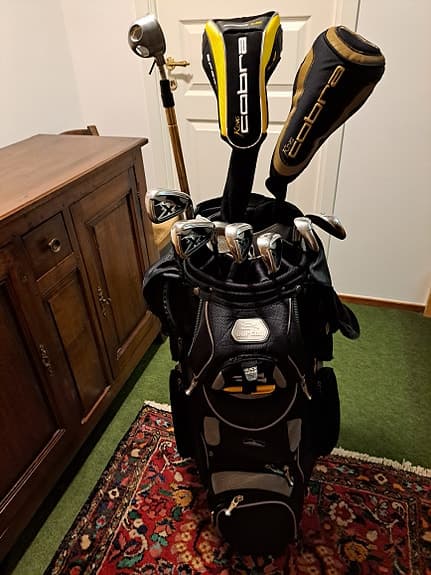 Burton Golfbag med Cobra, Callaway järn, och  bollhåv