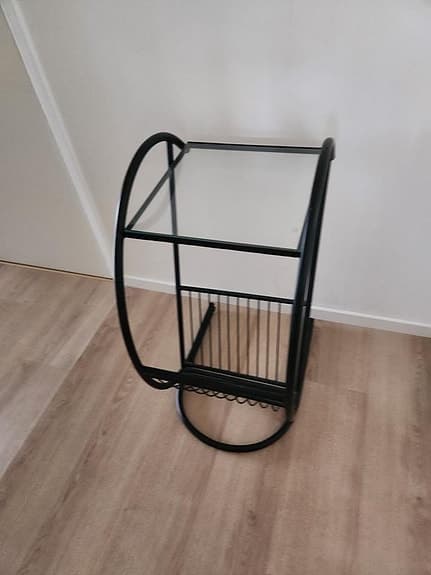 Unikt sängbord med glasskiva – svartlackerat, 75 cm hög ,ett Fynd !