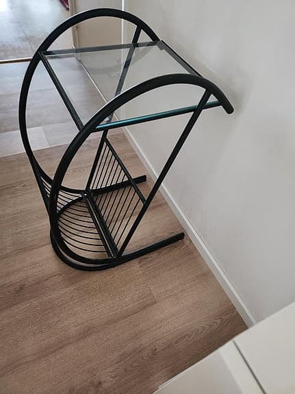 Unikt sängbord med glasskiva – svartlackerat, 75 cm hög ,ett Fynd !