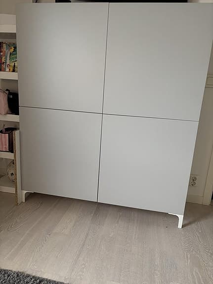 Ikea BESTÅ förvaring vit med ljusgrå luckor