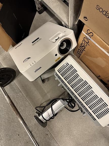 Projektor och elektrisk projekorduk