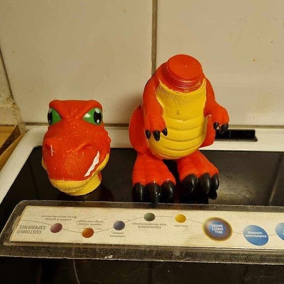 Leksaksdinosaurie som snorar