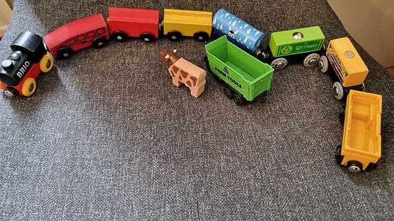 Brio Leksakståg i trä lok med 8 vagnar och en ko