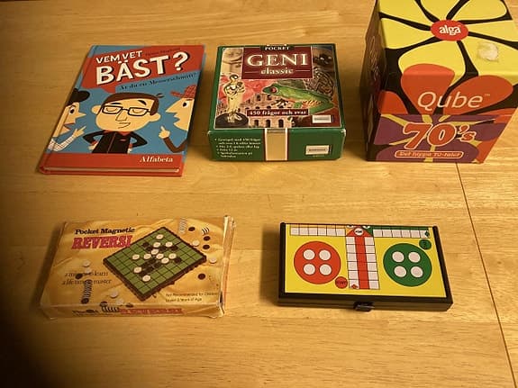Sällskapsspel o frågebok: Geni Pocket, QUBE, låg barnstol, pussel ,leksaksbilar