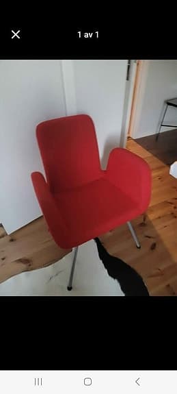 Röd fåtölj med metallben