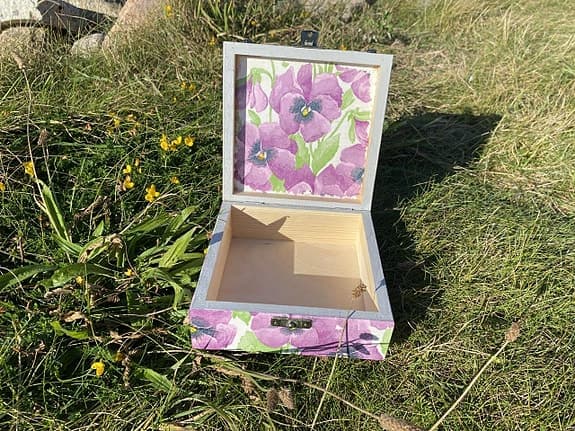 Dekorativ ask för smycken,