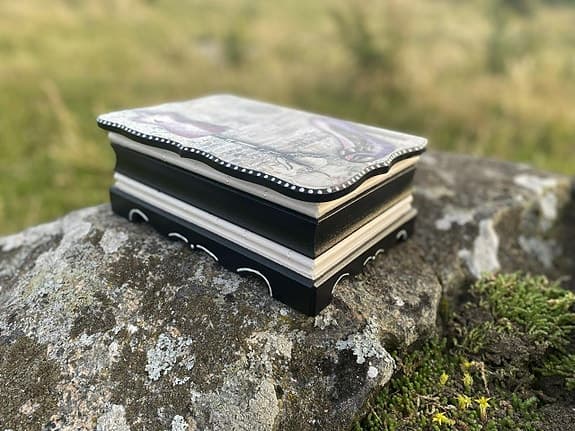 Dekorativ ask, smyckeskrin, pärlor,